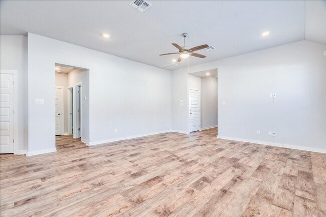 Building Photo - Amazing home ready to move in!