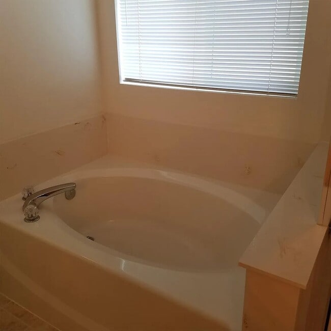 Building Photo - Beautiful 3 bed 2.5 ba house in highly desirable Liberty Ridge neighborhood