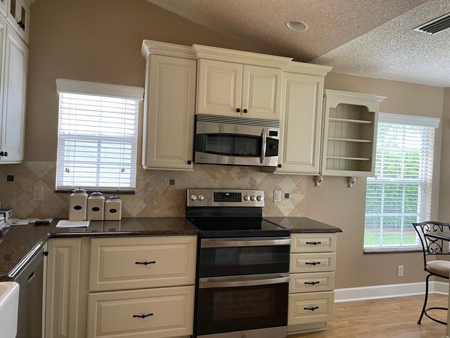 Building Photo - 12861 Meadowbend Dr