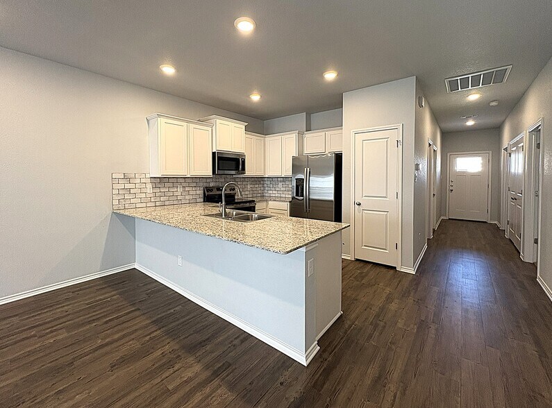 Building Photo - 1202 Lexington Dr