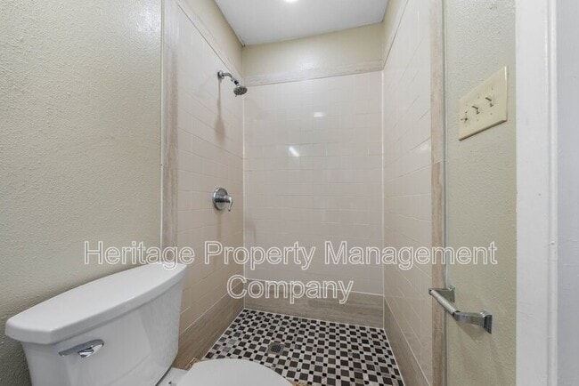 Building Photo - 138 Dora St