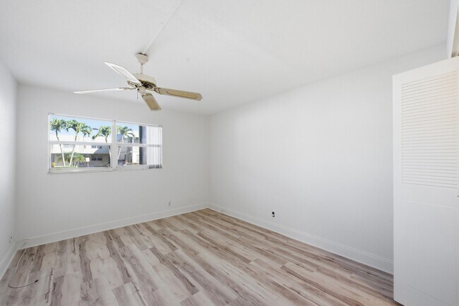 Building Photo - 452 Brittany Dr