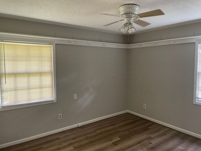 Building Photo - For Rent