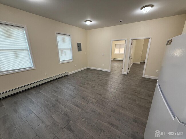 Building Photo - 147 S Pine Ave