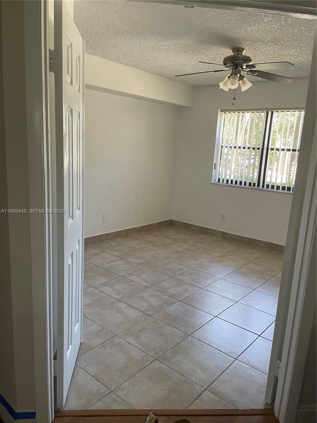 Building Photo - 570 S Park Rd