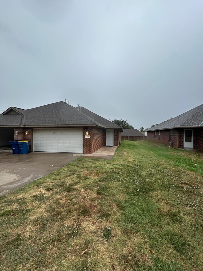 Building Photo - 717 Pecan Hill St
