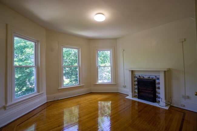 Building Photo - AVAIL 6/1/26 - Charming 5 bedroom Home wit...