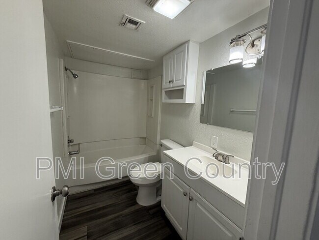 Building Photo - 917 N Yale Ave