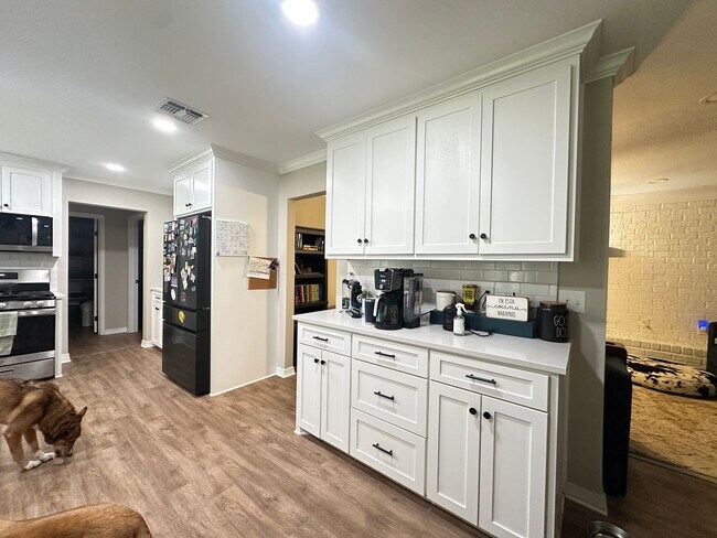 Building Photo - BEAUTIFUL CUSTOM HOME