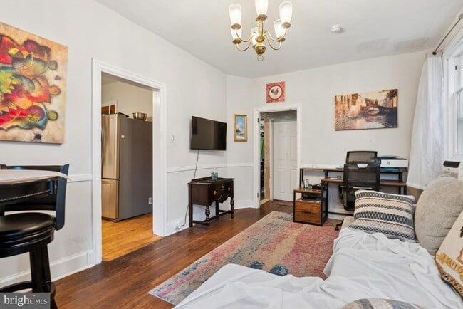 Building Photo - 505 W 19th St