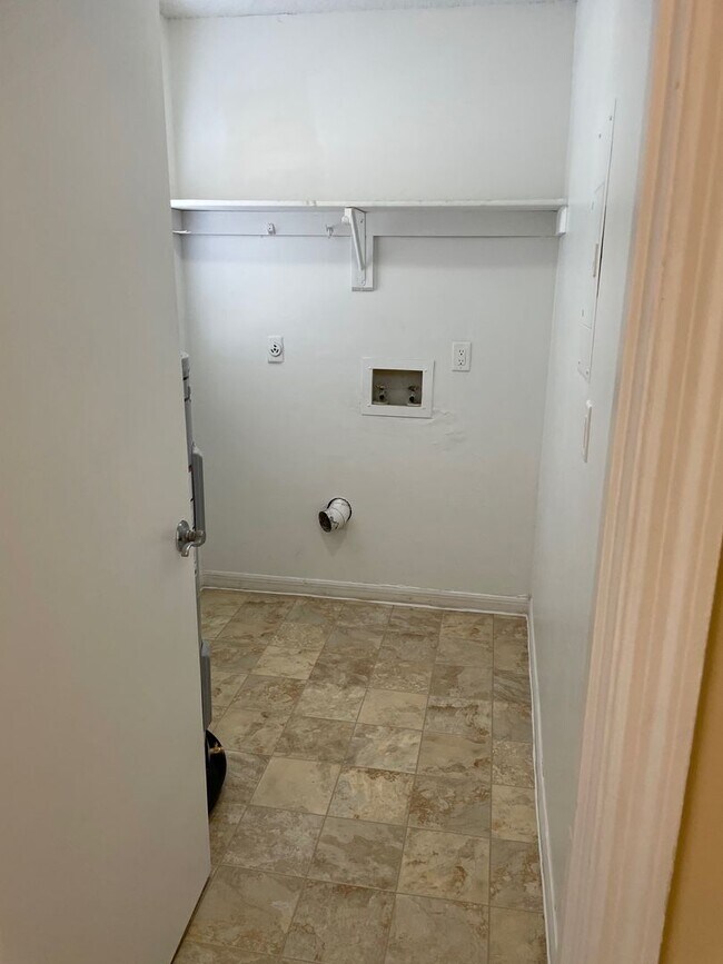 Building Photo - Coral Gardens Two bedroom condo