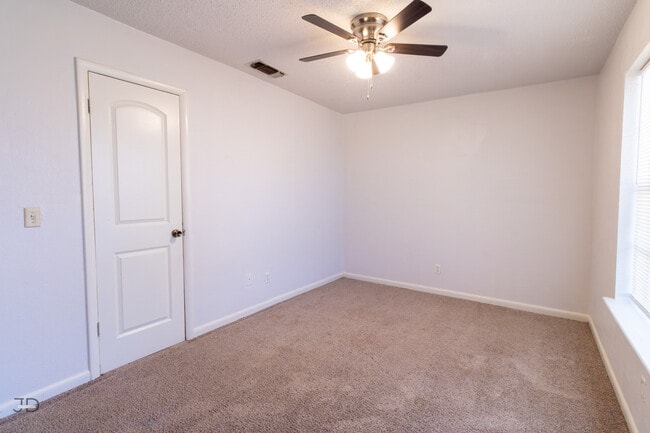 Building Photo - 2913 S Bandera Dr