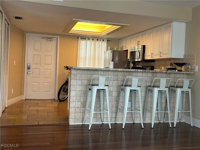 Building Photo - 5420 Chiquita Blvd S