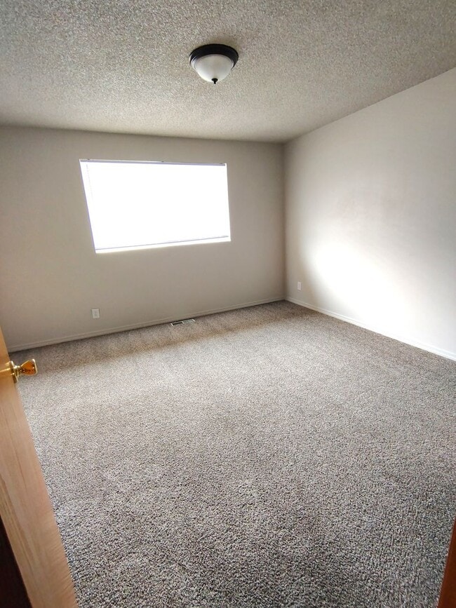 Building Photo - ******* FANTASTIC RAMBLER in friendly neig...
