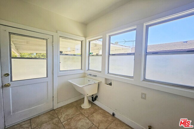Building Photo - 648 Heliotrope Dr