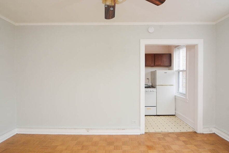 Building Photo - 653 W Belmont Ave