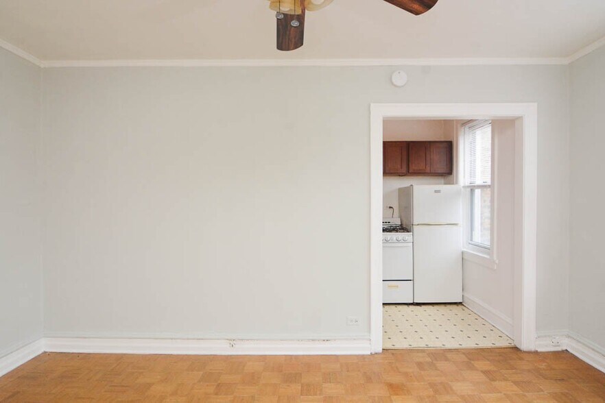 Building Photo - 716 W Belmont Ave