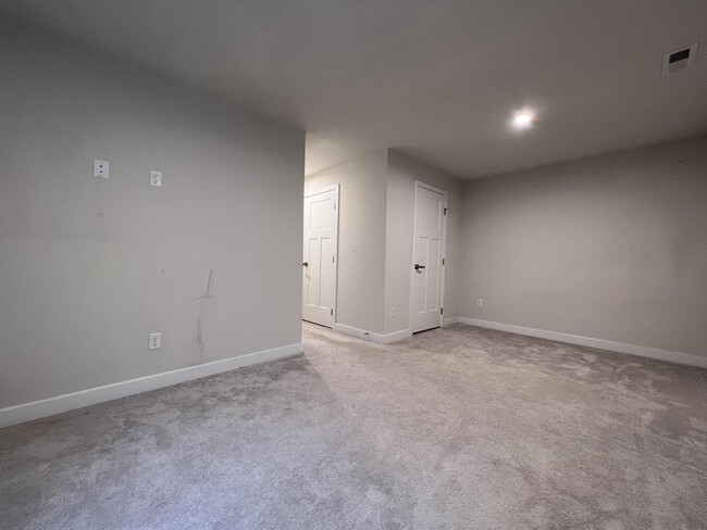 Building Photo - 217 Stonehurst Dr