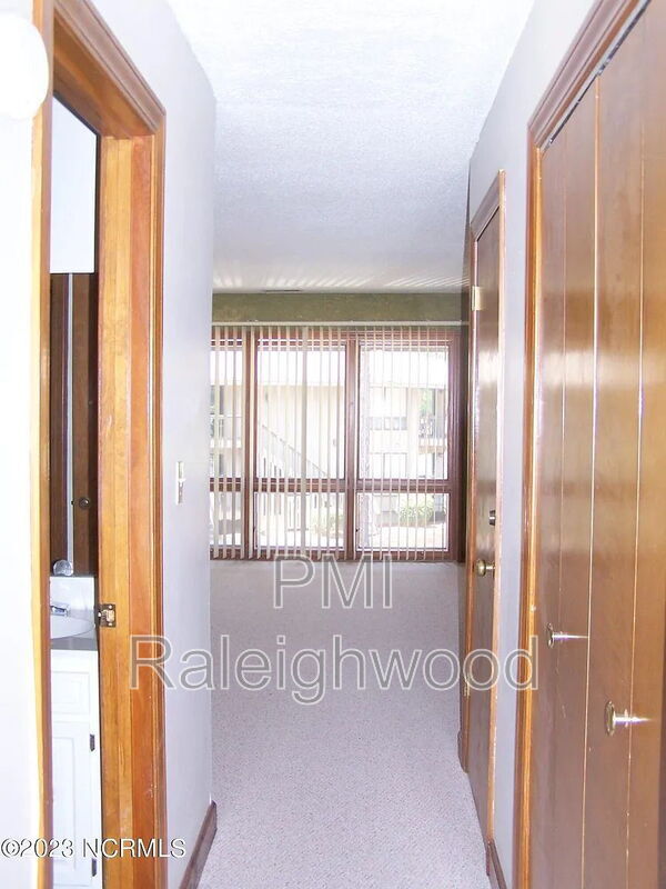 Building Photo - 220 Foxkroft Dr