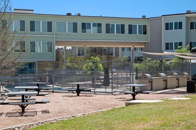 Building Photo - 604 N Bluff Dr
