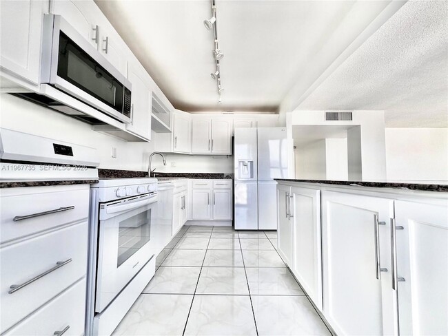 Building Photo - 600 NE 36th St