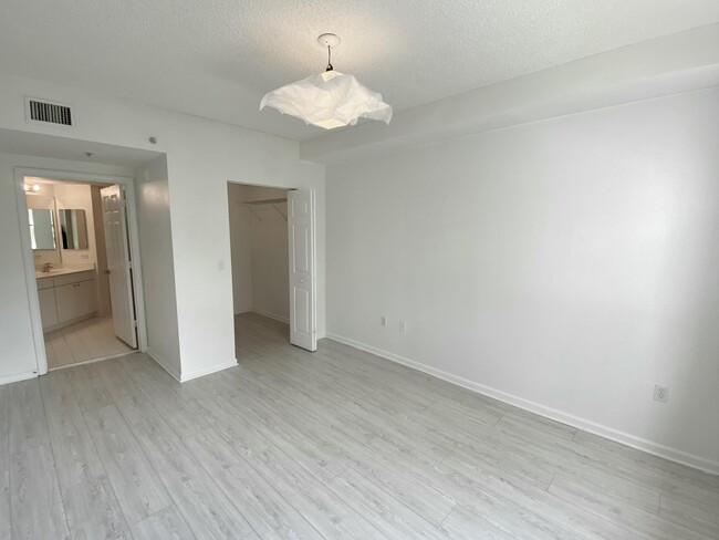 Building Photo - 17125 N Bay Rd