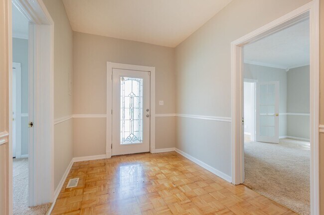 Building Photo - Available Now!  Affordable, Move-In Ready Home close to Interstate & Downtown Columbus.