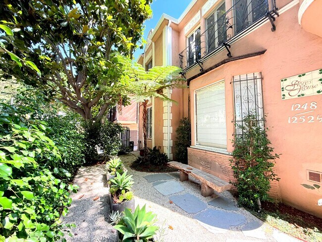 Building Photo - Very Unique Spacious sleek One Bedroom - O...