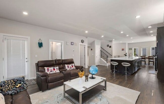 Building Photo - Modern 4-Bed Home in Northshore School District with A/C