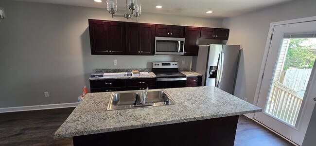 Building Photo - 285 Creekwood Ave