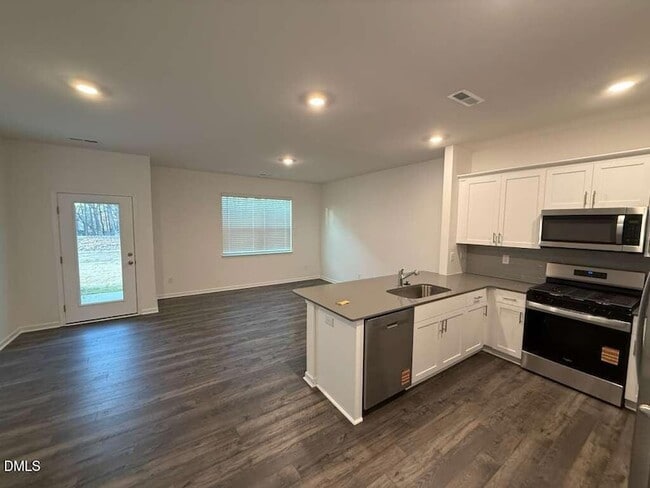 Building Photo - 417 Belgian Red Wy