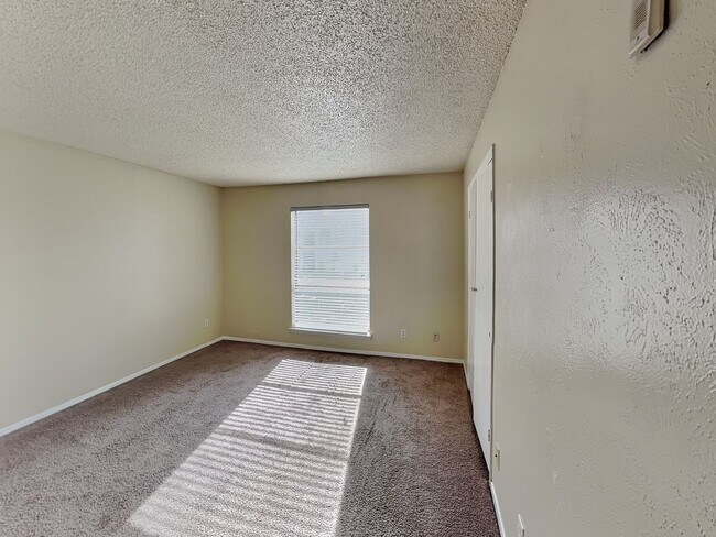 Building Photo - Adorable 2-Bedroom, 2-Bath Condo in Woodhaven – Gated Community!