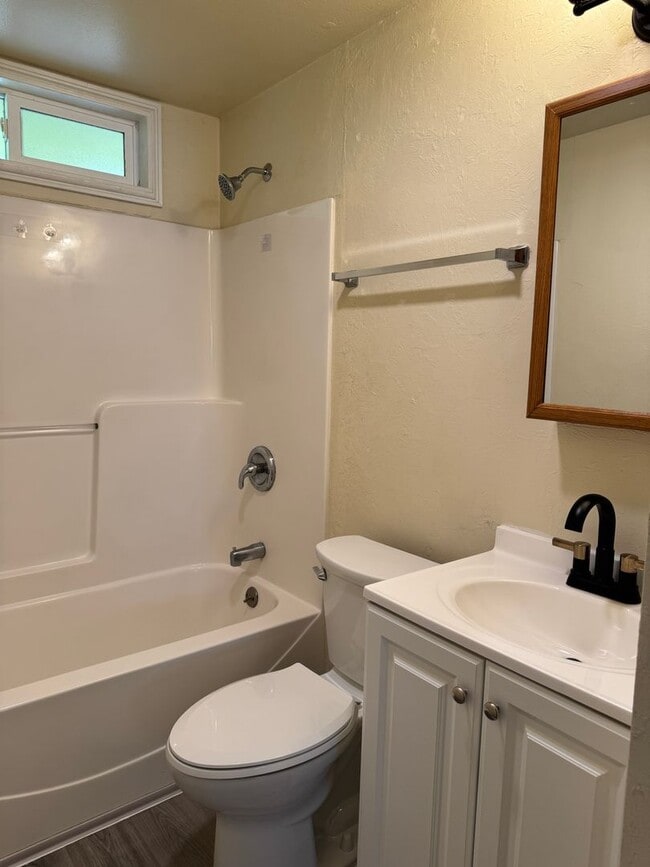 Building Photo - Updated 4 bedroom 1 bathroom house in Eugene!