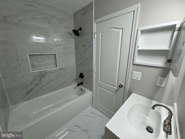 Building Photo - 4641 Deepwood Ct