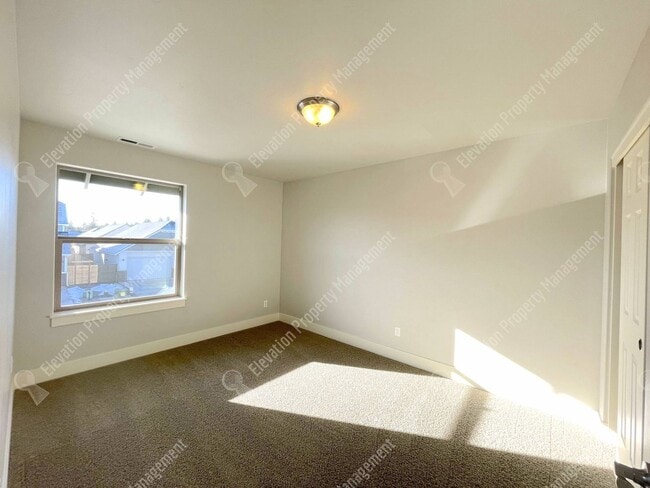 Building Photo - 4BR SE Bend home in great neighborhood wit...