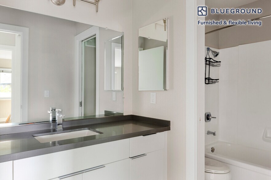 Building Photo - 766 Edgewater Blvd