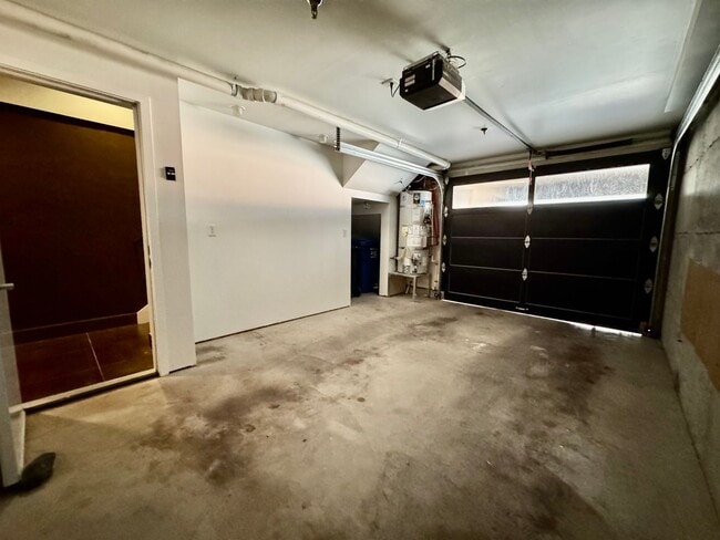 Building Photo - Stunning Fremont Townhome - Incredible Loc...