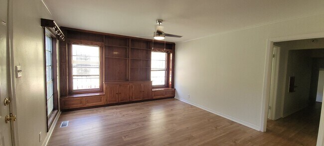 Building Photo - Amazing 4 bedroom/2 bath Two-story home wi...
