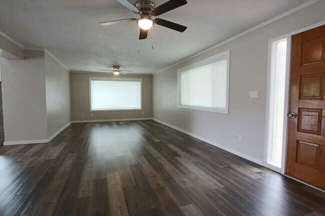 Building Photo - Updated Classic - Mid Century 4/2 2600 sf. All one level.