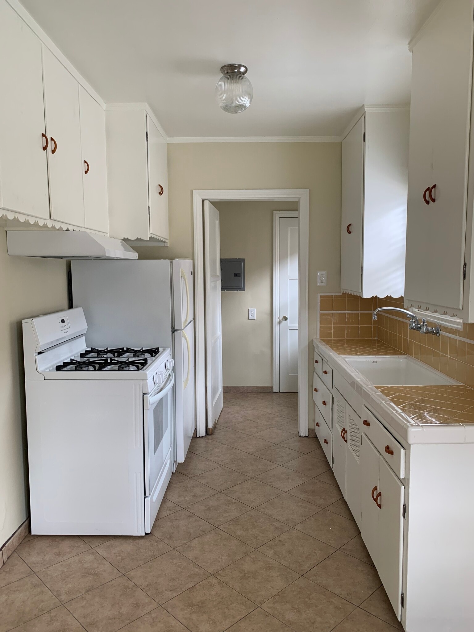 Kitchen - 318 N Bushnell Ave