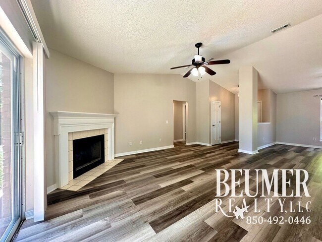 Building Photo - Home nestled in in W. Pensacola minutes fr...