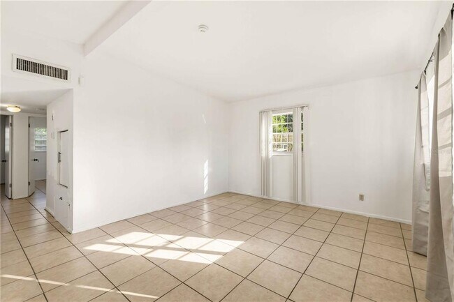 Building Photo - 2615 9th Ave Dr E