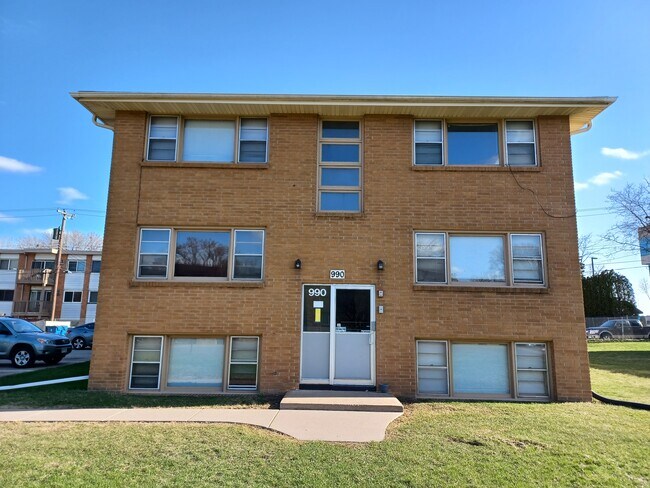 Primary Photo - 990 Lynde Dr NE