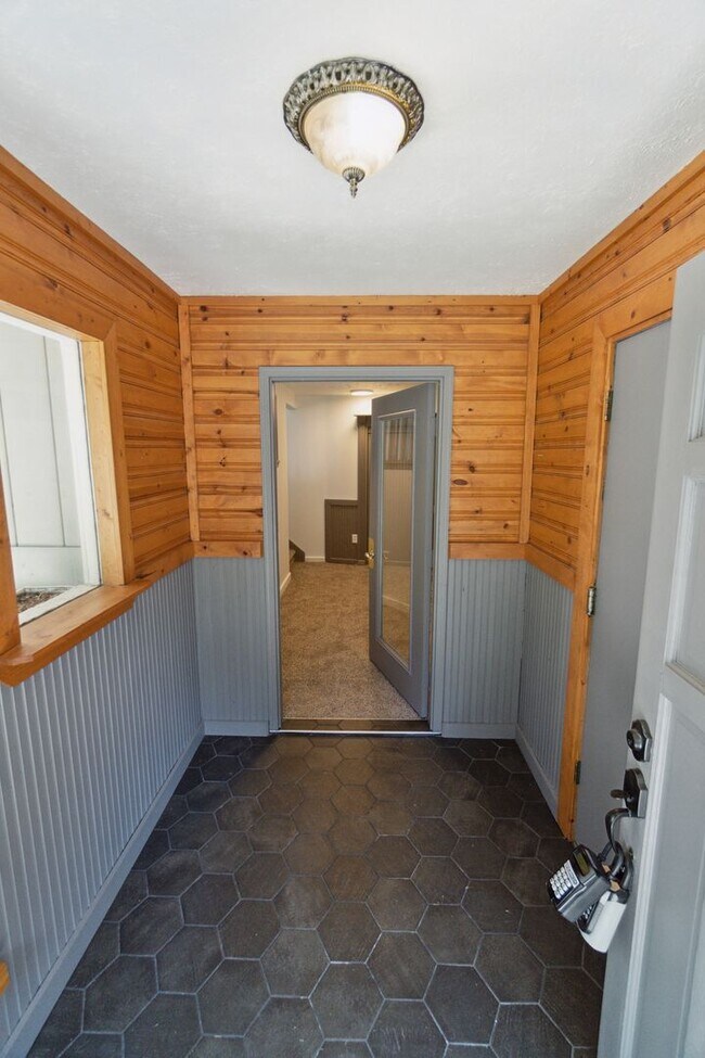 Building Photo - Beautiful Single Family Home Located In In...