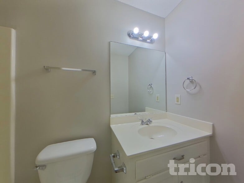 Building Photo - 5450 Bridle Dr