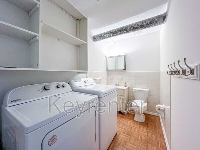 Building Photo - 830 Gondola Dr