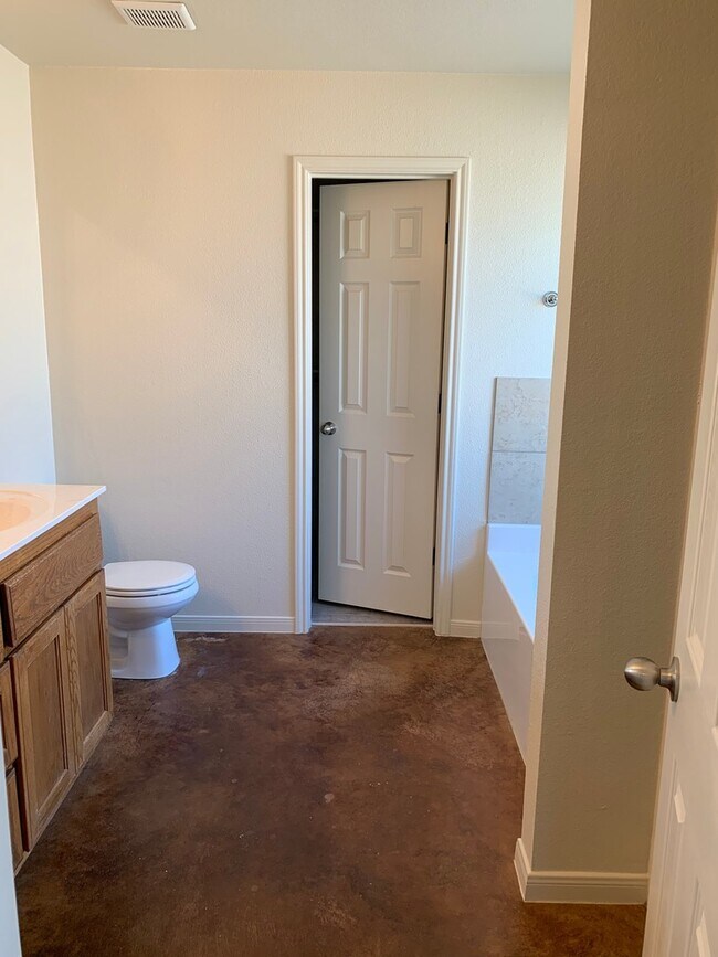 Building Photo - 4 Bdrm 2.25 Bath in Copperas Cove