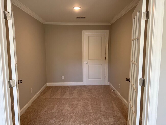 Building Photo - Lovely Three Bedroom Townhouse in Washington Square!- Half Off First Month's Rent For Qualified A...