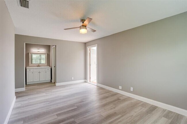 Building Photo - 185 N High Point