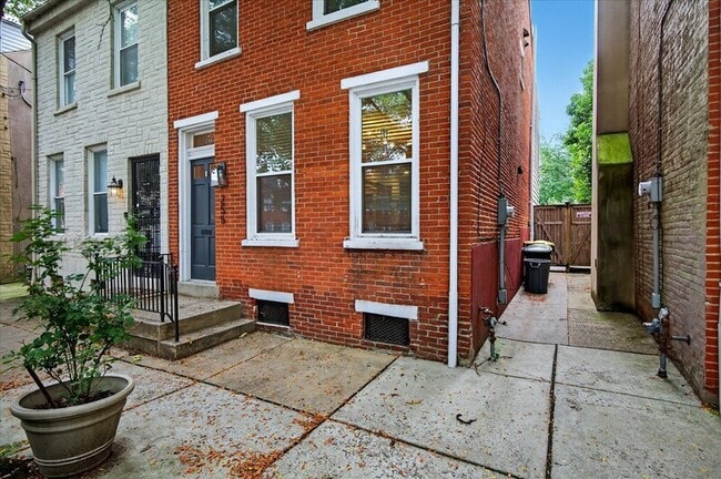 Building Photo - 255 New Holland Ave